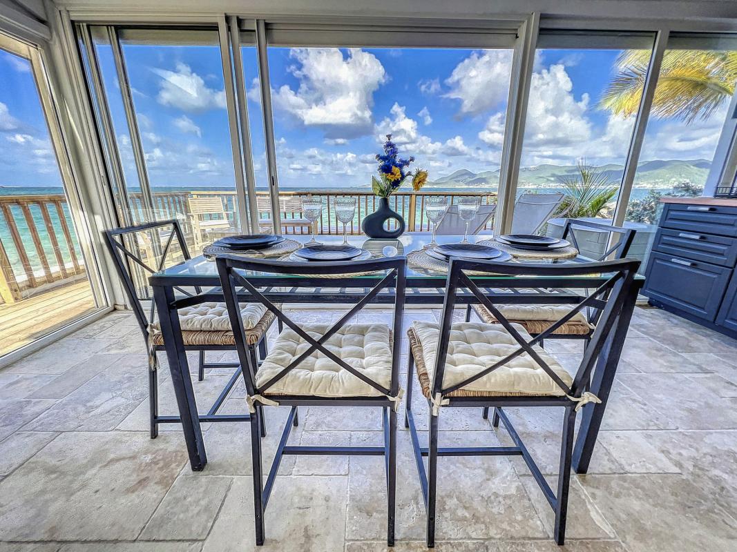 Location Cottage 2 chambres Baie Nettlé Saint Martin-table a manger-4
